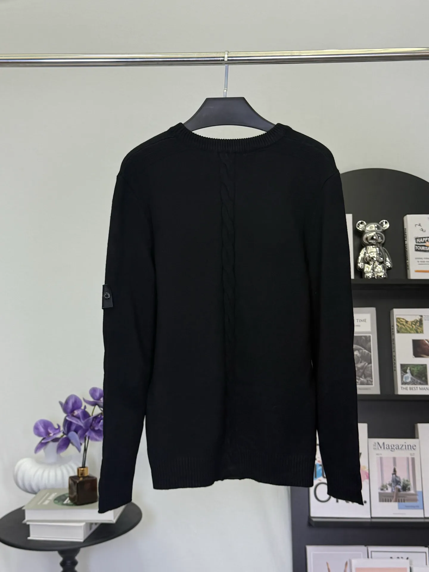 P400 💕Stone Island’s knitted sweater brings the workwear texture to become the most recognizable on the street. On the “hidden luxury track” of trendy brands, Stone Island’s black round-neck knitted sweater is the winner of both “function and style”.  It uses solid knitting technology to create a neat silhouette. The low-key cross logo on the chest and the three-dimensional texture details on the sleeves are Stone Island's fashionable and luxurious codes engraved in the DNA. The pure black model hides a hard-core texture in simplicity; the classic round neck is suitable for all styles, making it a "style all-rounder" in the wardrobe.  As an ingenious work of an Italian fashionable luxury brand, its knitted texture is crisp and tough. The upper body has a strong aura of workwear style and a comfortable feel for daily wear. Whether you wear it with overalls for a functional trend, or with jeans for a dark look, you can easily wear it with a high-end feel that is instantly recognizable to fashion industry veterans.  This autumn and winter, let it become the "Black Knight Badge" in your wardrobe and unlock the daily functional aesthetics of Stone Island~